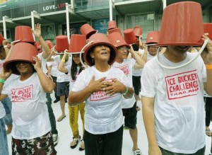 Thousand of Thai do ice bucket challenge